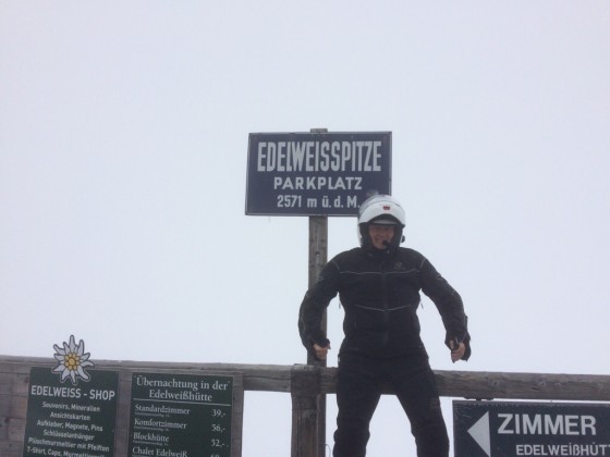 -2° Grad, Schnee und dichter Nebel - der Helm sitzt, danke 3 Wetter Taft.