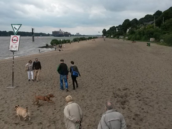 The Day after - Stammtisch-Anlaufpunkt-HHHafen-Ufer-mit Sand-Strand-Promenade