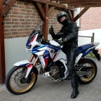 Africa Twin Sports Adventure : Macht auch mal Spaß, aufrecht zu fahren. Kann aber kein Ersatz für meine VFR werden. :-)
